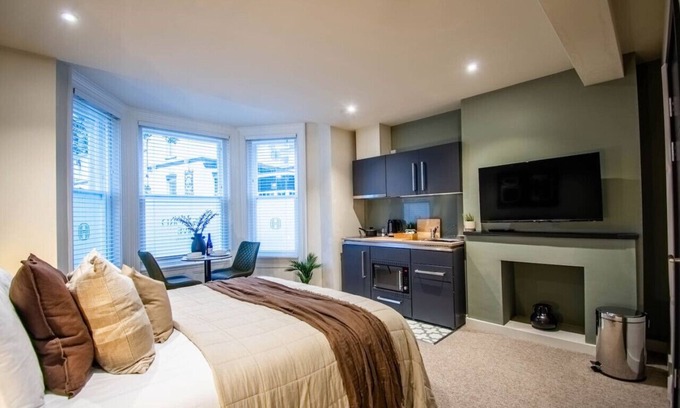 Thetford House | Thetford Hive Aparthotel Deluxe Suite 4
