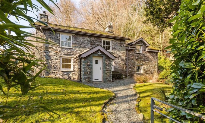 Grasmere Cottage | THIMBLE HALL, romantic, with open fire in Grasmere