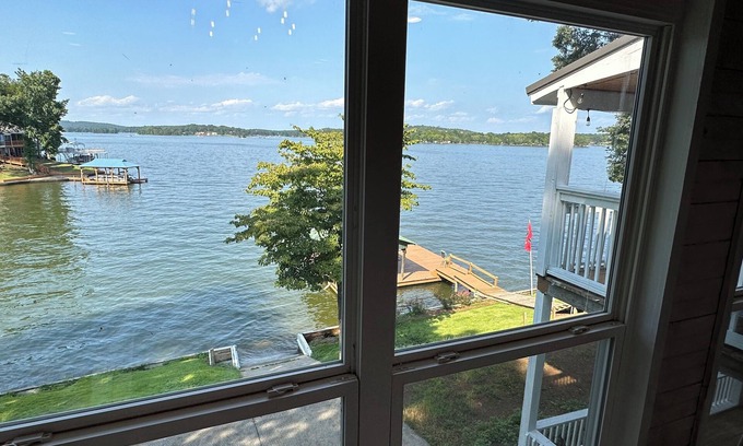 Cook Springs House | This 4 bedroom, 4 bath home sits on a peaceful cove on Logan Martin Laken nn