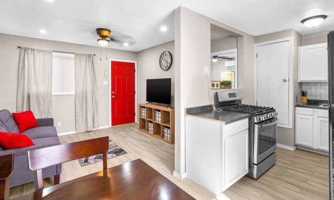Biggs Field Apartment | This apartment is a 1 bedroom(s), 1 bathrooms, located in El Paso, TX.