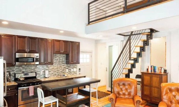 Lake Claire Apartment | This apartment is a 2 bedroom(s), 1 bathrooms, located in Atlanta, GA.