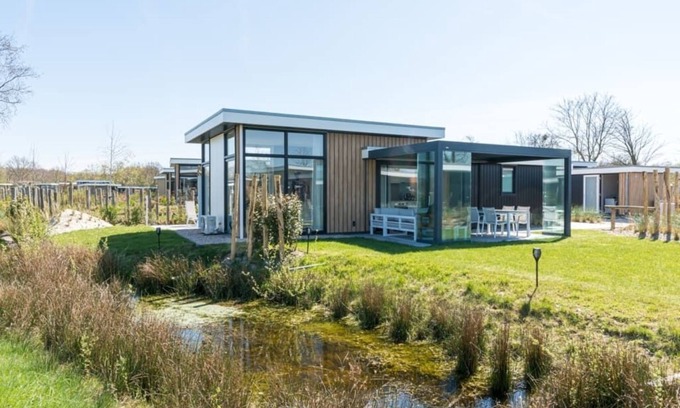 Burgh-Haamstede House | This 'Beach style' chalet has all the amenities required for a comfortable stay: an attractive livin