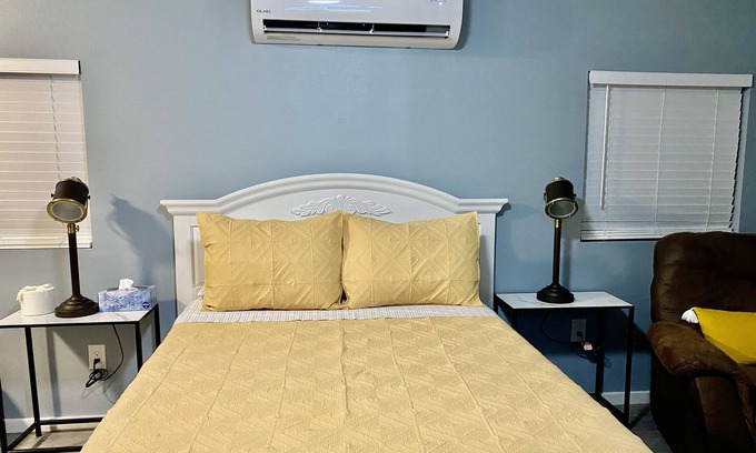 Balcones Heights Apartment | This Cabin is 10 minutes to Medical