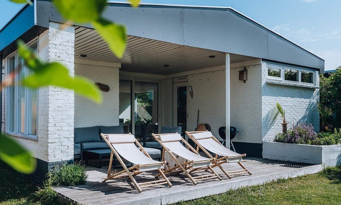 Ouddorp House | This charmingly furnished holiday home is located close to the sea and dunes. Ideal for a stay with a dog.