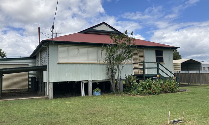 Tin Can Bay House | This comfy cottage is centrally located and waking distance to the Marina
