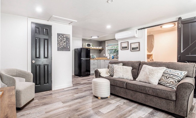 Abilene Cottage | This cottage is a 1 bedroom(s), 1 bathrooms, located in Abilene, TX.