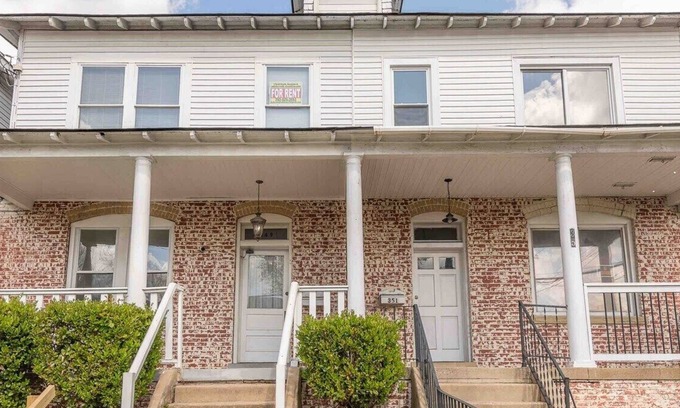 Newport News Apartment | This duplex is a 3 bedroom(s), 1 bathrooms, located in Newport News, VA.