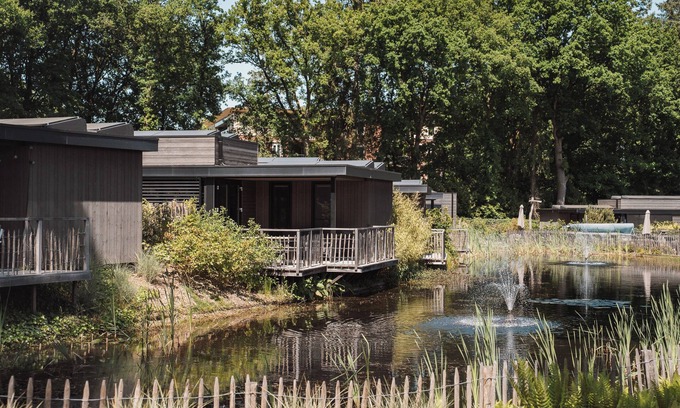 Elst House | This Eco-Lodge is also furnished for six persons, but has an extra hot tub and is situated at the water as well. This means you can relax completely from your own patio and grab your own wellness moment!