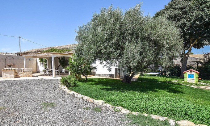 Modica House | This elegant and functional accommodation in the countryside of Modica awaits you.