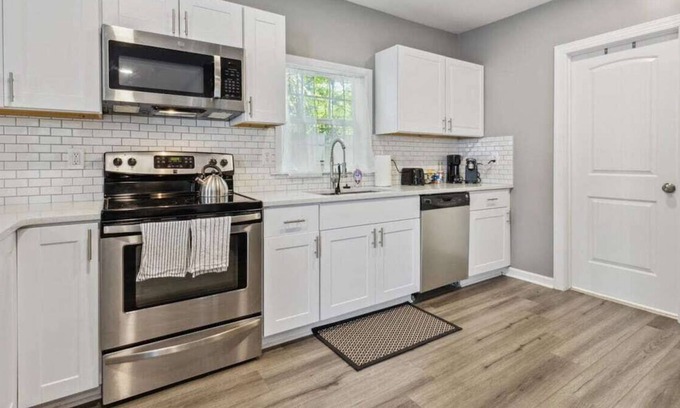 Buckroe Beach House | This guest house is a 1 bedroom(s), 1 bathrooms, located in Hampton, VA.
