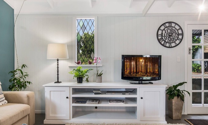 Brooklet Apartment | This holiday cottage is quaint, cosy and blends into the subtropical surrounding