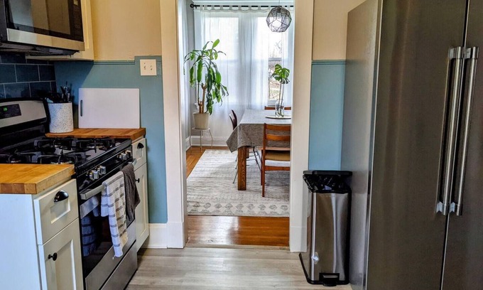 Roselawn Finance House | This house is a 3 bedroom(s), 1 bathrooms, located in Cincinnati, OH.