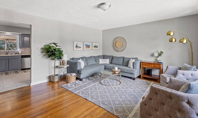 Lexington House | This house is a 3 bedroom(s), 2 bathrooms, located in Lexington, KY.