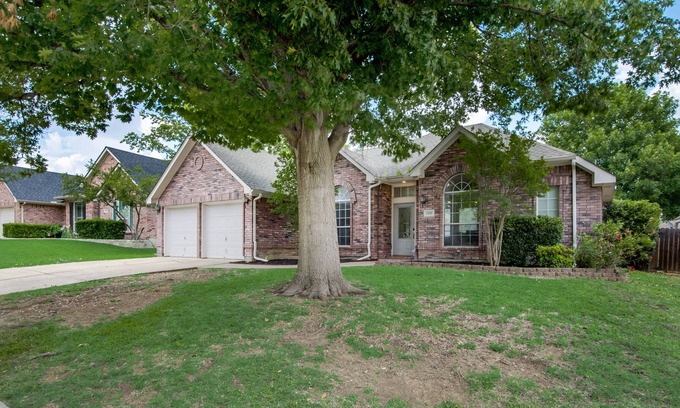 South Arlington House | This house is a 3 bedroom(s), 2 bathrooms, located in Mansfield, TX.