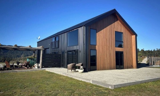 Greymouth House | This house is a 3 bedroom(s), 3 bathrooms, located in Marsden, West Coast Region.