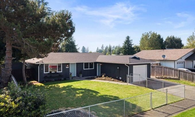 Enumclaw House | This house is a 3 bedroom(s), 1 bathrooms, located in Enumclaw, WA.