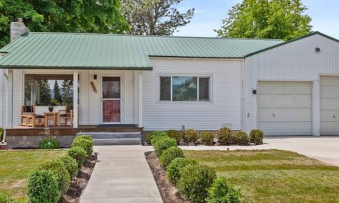 Bayview House | This house is a 3 bedroom(s), 2 bathrooms, located in Bayview, ID.