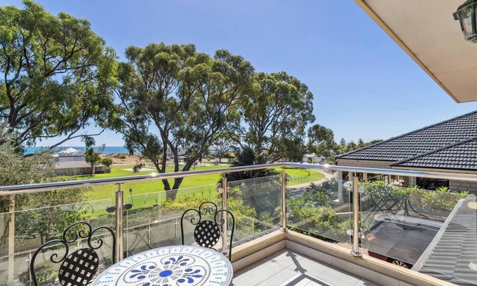 Silver Sands House | This house is a 4 bedroom(s), 2 bathrooms, located in Silver Sands, WA.