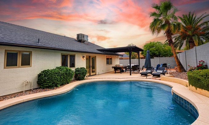 Sunset Ridge House | This house is a 4 bedroom(s), 2 bathrooms, located in Scottsdale, AZ.