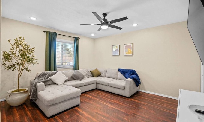 Biggs Field House | This house is a 4 bedroom(s), 2 bathrooms, located in El Paso, TX.