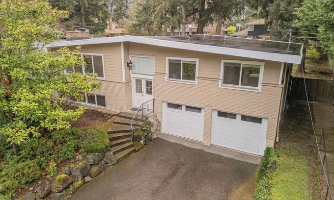 Mercer Island House | This house is a 5 bedroom(s), 3 bathrooms, located in Mercer Island, WA.