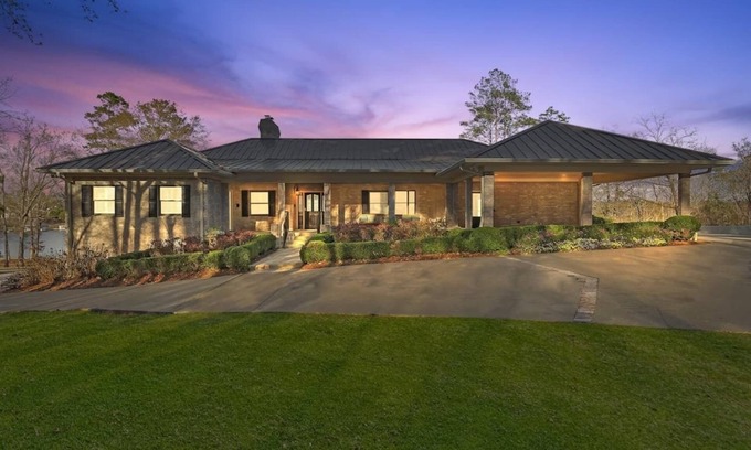 Macon House | This house is a 7 bedroom(s), 7 bathrooms, located in Lizella, GA.