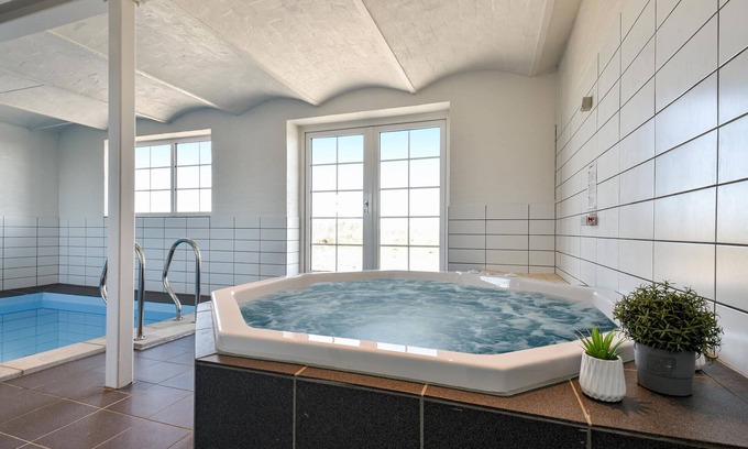 Klegod House | This impressive beach farm is situated with a panorama of Ringkøbing Fjord.