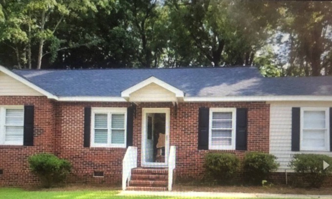 Columbus House | This is a cozy home in a quiet neighborhood. Close to local military base.
