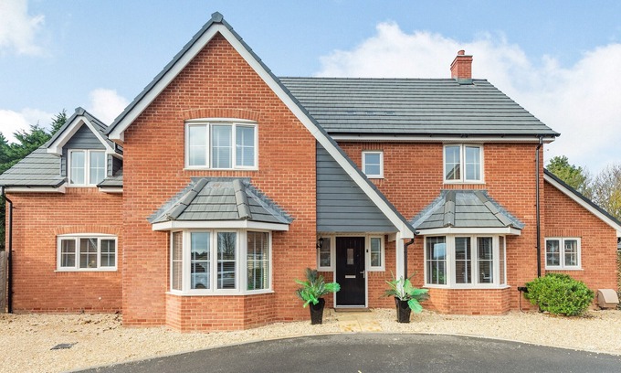 Abingdon Cottage | This large spacious house in a quiet residential area is an ideal getaway for all the family.
