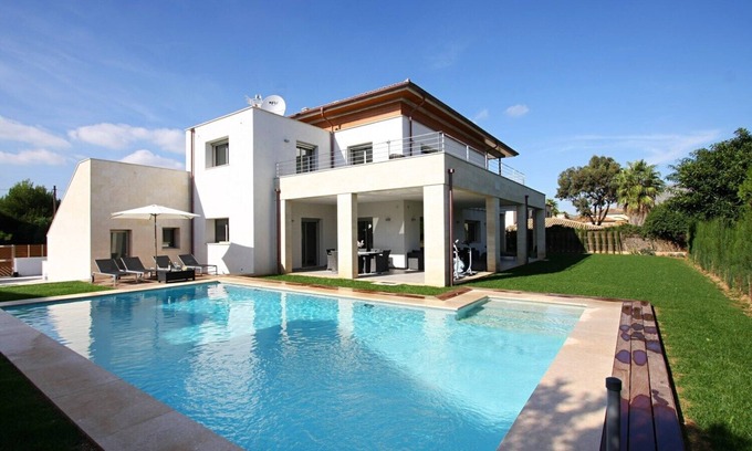 Puerto de Pollensa Villa | This luxury apartment is just a few meters from the beach