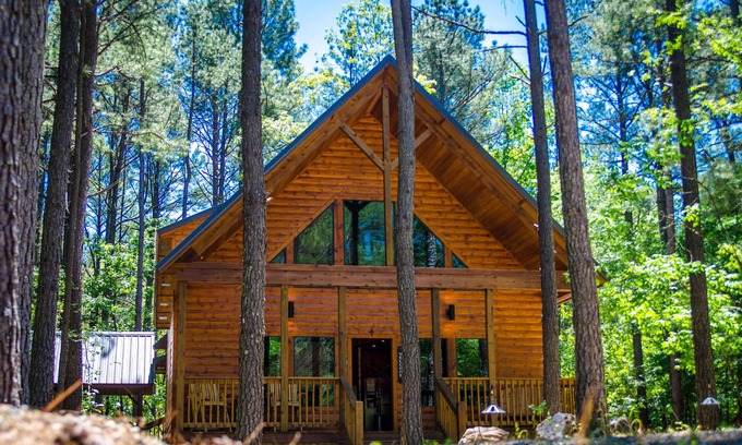 Broken Bow Cabin | This luxury two-bedroom luxury log cabin is designed and furnished in true rustic elegance. You will love the beautiful hand-scraped hardwood floors, giant hand-hewn dark oak beam accents to the knotty pine walls, granite counters, ceiling fans, stai