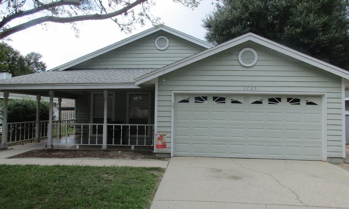 Mount Dora House | This Mt Dora home is ready for you! Fireplace/Front Porch Swing/Internet
