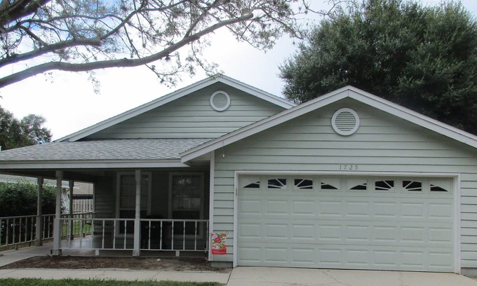 Mount Dora House | This Mt Dora home is ready for you! Fireplace/Front Porch Swing/Internet