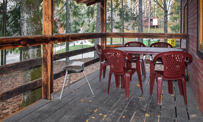 Biskupiec House | This practical hut welcomes you to Lake Dadaj for a great nature experience.