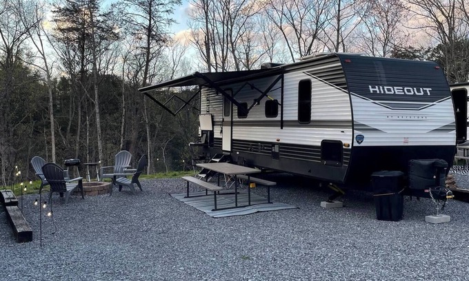Gatlinburg - Pigeon Forge House | This rv is a 2 bedroom(s), 1 bathrooms, located in Sevierville, TN.