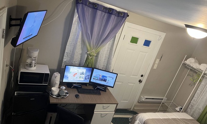 Irvington House | This's private room in Irvington 8 to 10 minutes to Newark air port
