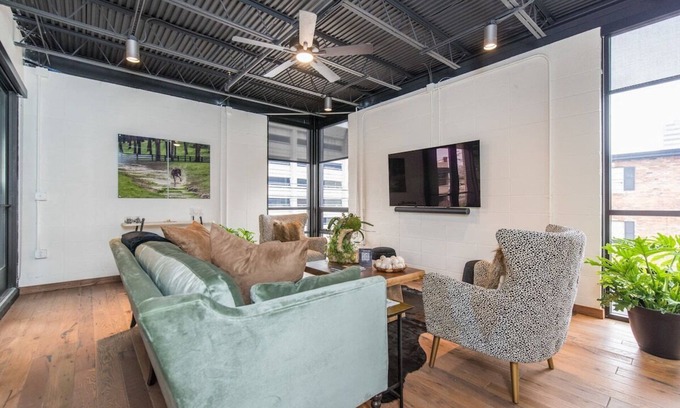 Downtown Apartment | This serviced apartment is a 2 bedroom(s), 2 bathrooms, located in Lexington, KY.