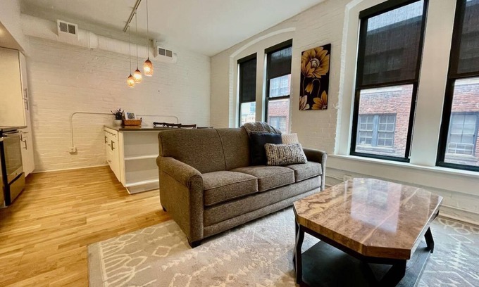 Old Market Apartment | This serviced apartment is a 4 bedroom(s), 4 bathrooms, located in Omaha, NE.