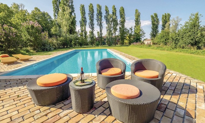 Taglio di Po House | This terraced house, 2 km from Taglio di Po, is located in a beautiful estate with communal pool, su