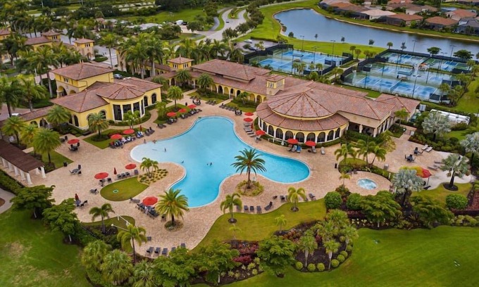 Gran Paradiso House | This townhouse is a 3 bedroom(s), 2.5 bathrooms, located in Venice, FL.