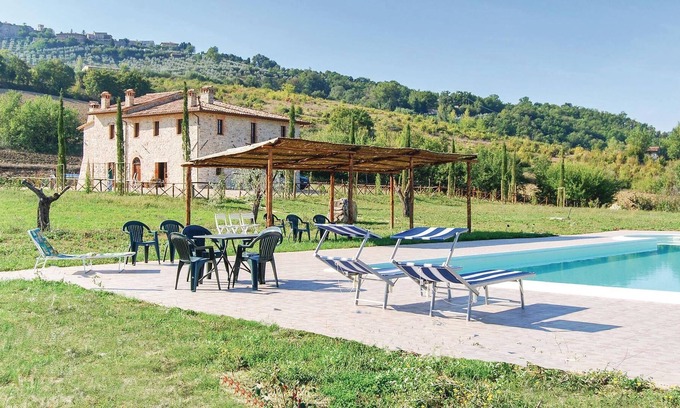 Fratta House | This vacation home with pool is located 4 km from Monte Castello di Vibio, a small village in the pr