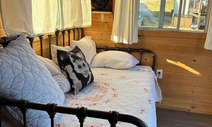 Youbou House | This waterfront tiny home. has all the amenities to make your stay memorable.