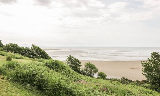 Sandyhills Cottage | THISTLE DUBH ("DOO"), pet friendly, with a garden in Colvend