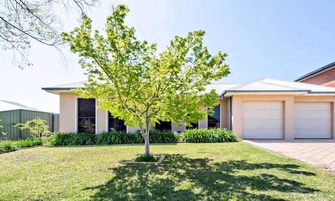 Dubbo House | Thorby House - Comfort & Convenience, Pets Allowed