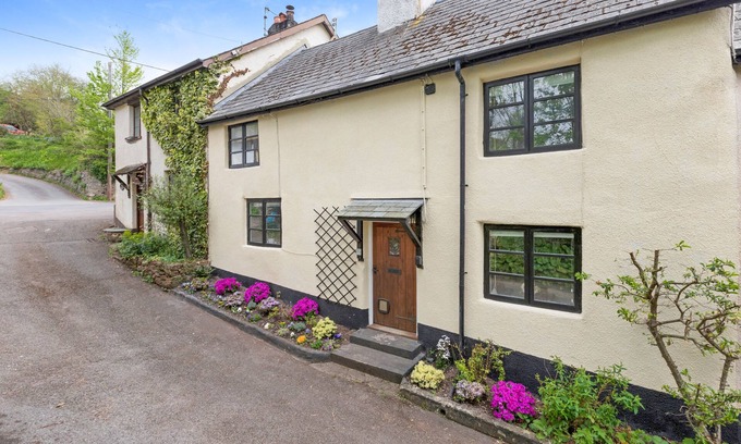 Combeinteignhead Cottage | Thorn Cottage. A quaint 300 year old cottage in a rural village. Dog friendly