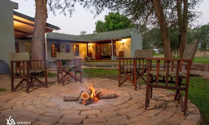 Livingstone Cabin | Thorn Tree House
