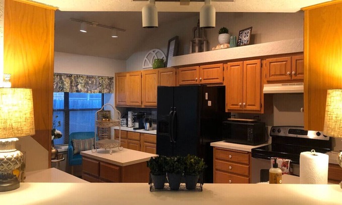 Edmond House | Thoughtfully designed- Sleeps8 Great location