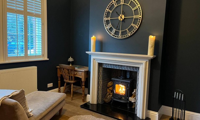 Christchurch House | Three Bed House- Private outdoor hot tub. Close to new forest and beach.