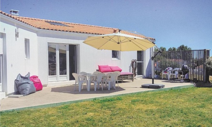 Saint-Michel-en-l'Herm House | Three-Bedroom Holiday Home In St Michel En L'herm