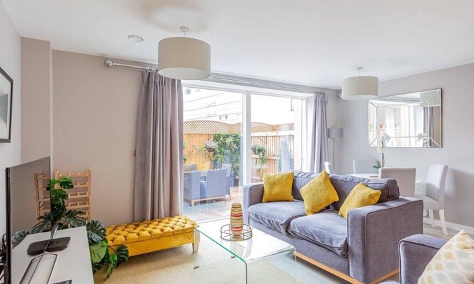 Saint Paul's House | Three bedroom apartment near Cabot Circus w.Parking sleeps 5 - Hopewell
